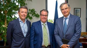 John Rigau (ANFABRA), Gregorio Serrano, por los presidentes de ambas instituciones, Carmelo Sanz (RACE)