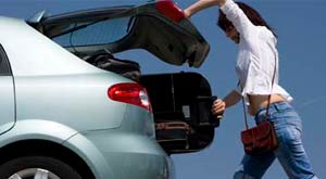 Colocar equipaje en maletero de coche
