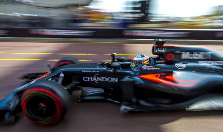 VXH102 MONTECARLO (MÓNACO), 26/05/2016.- El piloto español de Fórmula Uno Fernando Alonso, de McLaren-Honda, durante una sesión de entrenamiento en el circuito de Montecarlo en Mónaco, hoy, 26 de mayo de 2016. El Gran Premio de Fórmula Uno de Mónaco se celebra el próximo 29 de mayo. EFE/Srdjan Suki