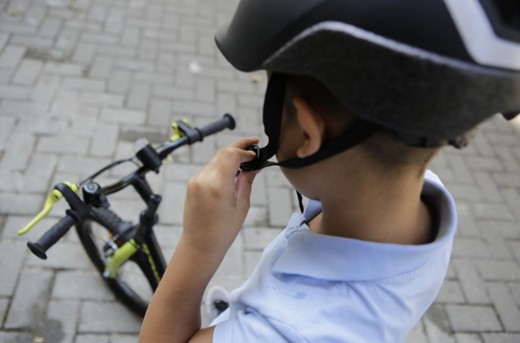 En bicicleta o patinete, con cabeza 9