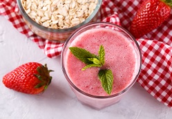 Batido de kéfir, fresas y avena