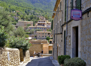 Ruta en coche para enamorarte de Mallorca Sóller, Deià y Valldemossa… pueblos en los que se disfruta del mar y la montaña a pleno pulmón. 1