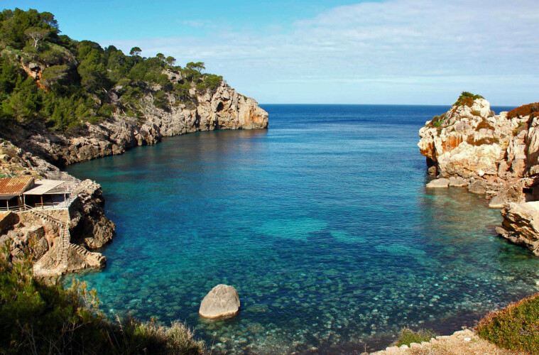 Ruta en coche para enamorarte de Mallorca Sóller, Deià y Valldemossa… pueblos en los que  se disfruta del mar y la montaña a pleno pulmón.