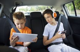 Niños, pantallas y viajes en coche 1