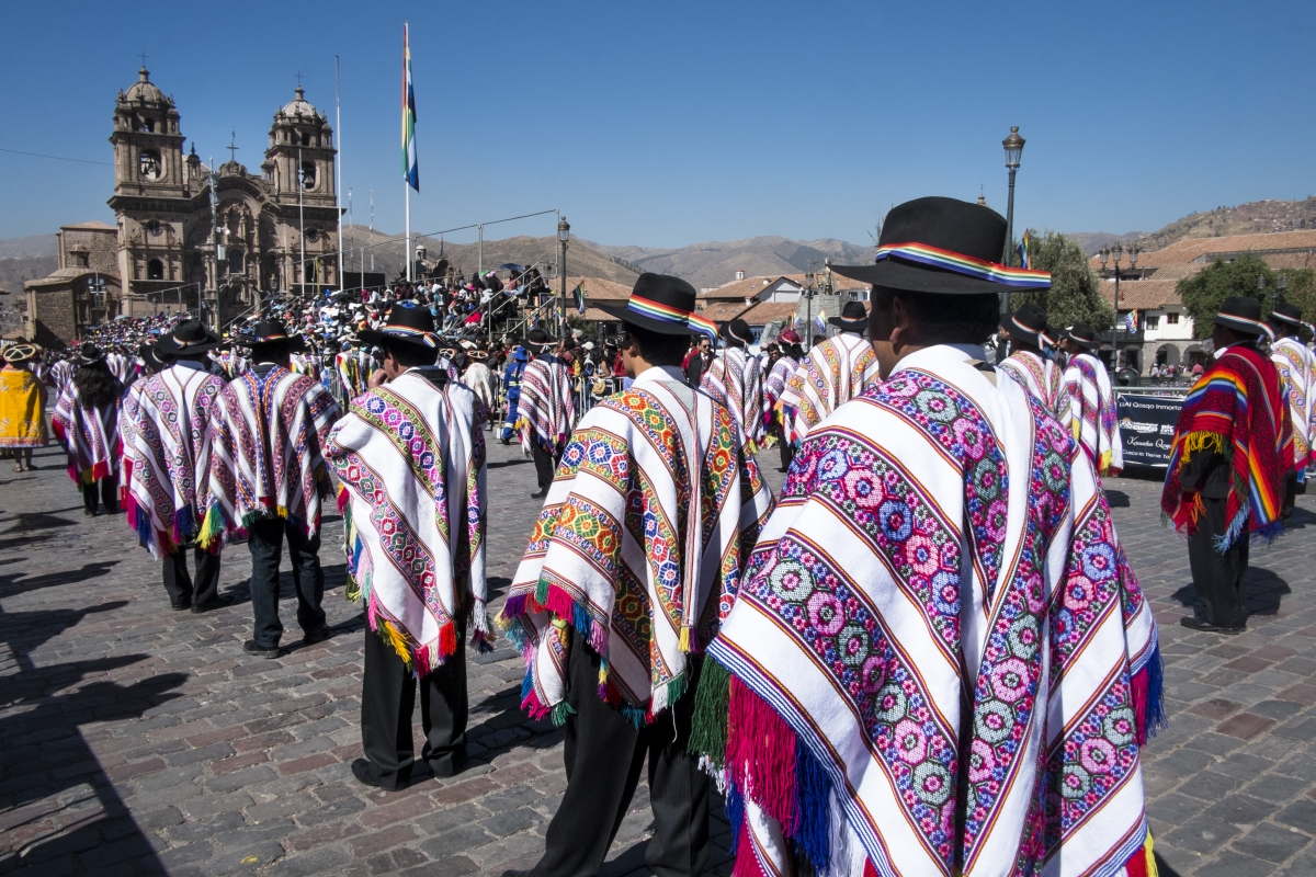 cuzco plaza de armas Fiesta del SOL al fondo iglesia de la compañia