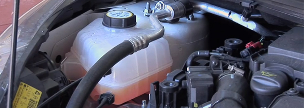 Para qué sirve y cómo se rellena el líquido refrigerante coche | RACE