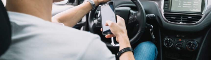 Usas soporte para el móvil en el coche? La DGT te multará en estos casos