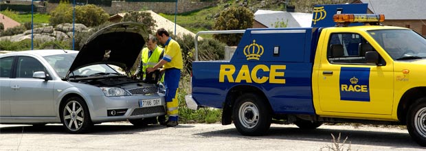 Así se utiliza la luz de emergencia cuando se estropea el coche