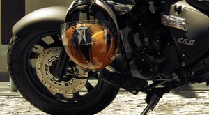 Auriculares en el casco de la moto