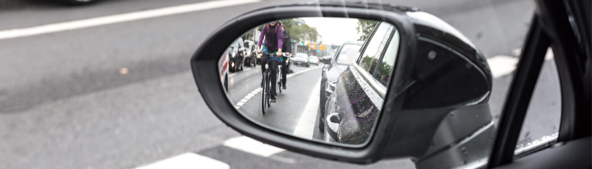 Espejo retrovisor coche adelantar un camión grande Fotografía de