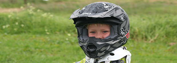 circuito famélico justa Viajar con niños en moto: ¿cómo elegir su casco? | RACE