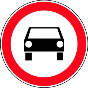 Entrada prohibida a vehículos a motor, excepto a motocicletas