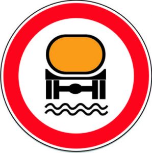 Entrada prohibida a vehículos que transporten productos contaminantes del agua