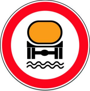 Entrada prohibida a vehículos que transporten productos contaminantes del agua