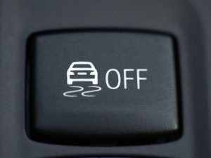Botón ESP en panel de control del coche