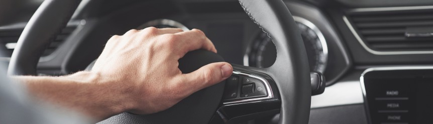 El volante del coche hace ruido al girar, ¿qué está pasando?