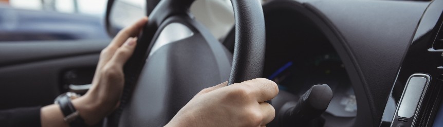 Qué le pasa al coche cuando el volante se pone duro