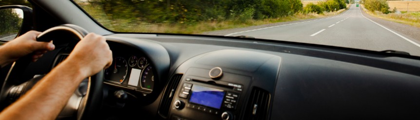 Coche eléctrico viaje en carretera