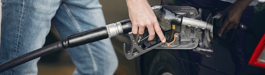 Es peligroso llenar el depósito de combustible hasta rebosar el tubo?