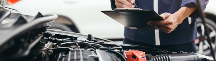 Podrían multarte por llevar pegatinas en el coche?