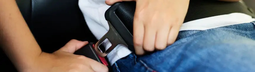 Cómo desbloquear el anclaje del cinturón de seguridad