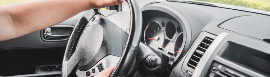 Tu coche hace ruido al girar el volante? Te explicamos las causas