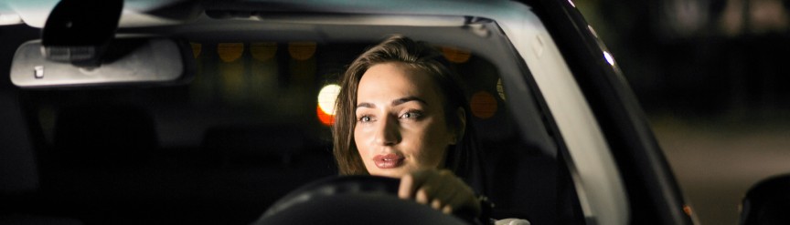 La luz interior del coche se queda encendida, ¿cuál es la razón?