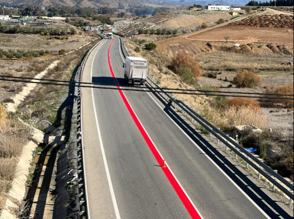 Líneas rojas en carretera