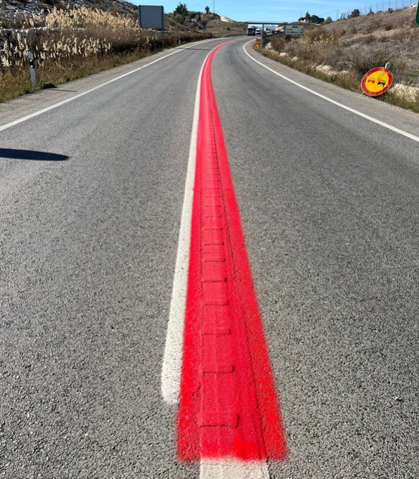 Líneas rojas en carretera