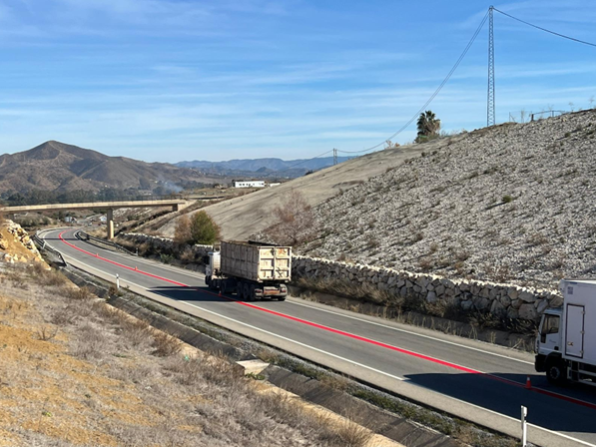 Líneas rojas en carretera