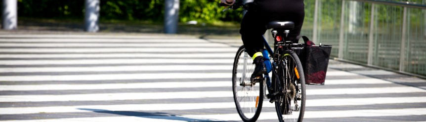 se puede cruzar un paso de peatones montado en bicicleta